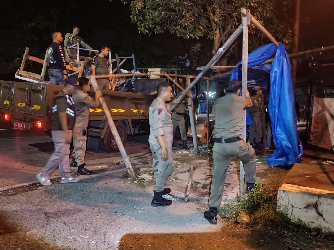 bikin-kumuh-dan-ganggu-pejalan-kaki,-satpol-pp-padang-bongkar-lapak-pedagang-di-jalan-sutan-syahril bikin-kumuh-dan-ganggu-pejalan-kaki,-satpol-pp-padang-bongkar-lapak-pedagang-di-jalan-sutan-syahril