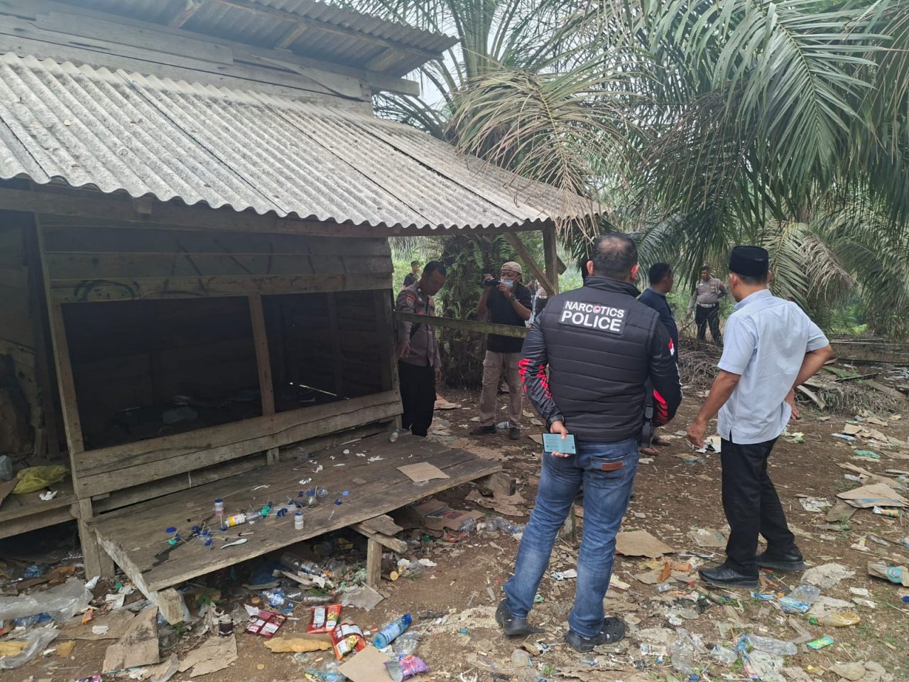 resahkan-warga-nagari-ampang-kuranji,-tim-gabungan-polres-dharmasraya-bongkar-sarang-narkoba-di-kebun-sawit resahkan-warga-nagari-ampang-kuranji,-tim-gabungan-polres-dharmasraya-bongkar-sarang-narkoba-di-kebun-sawit