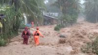 sungai-lubuk-minturun-meluap,-tim-gabungan-evakuasi-warga-di-koto-panjang-ikua-koto sungai-lubuk-minturun-meluap,-tim-gabungan-evakuasi-warga-di-koto-panjang-ikua-koto