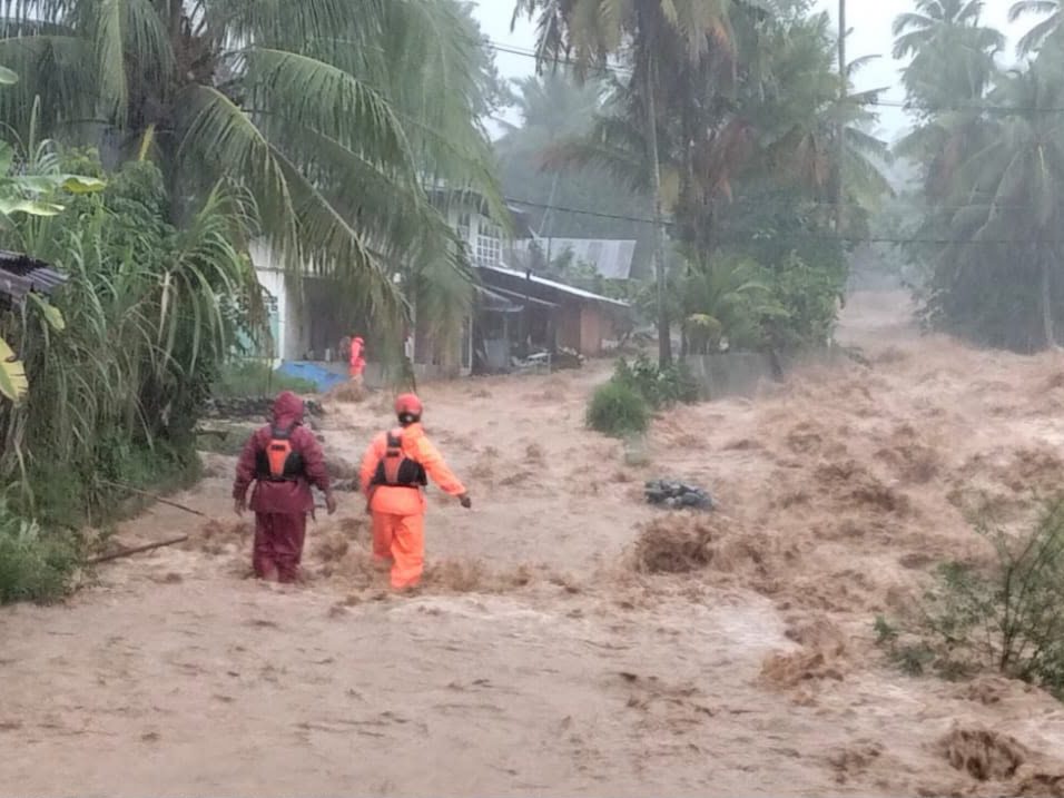 sungai-lubuk-minturun-meluap,-tim-gabungan-evakuasi-warga-di-koto-panjang-ikua-koto sungai-lubuk-minturun-meluap,-tim-gabungan-evakuasi-warga-di-koto-panjang-ikua-koto