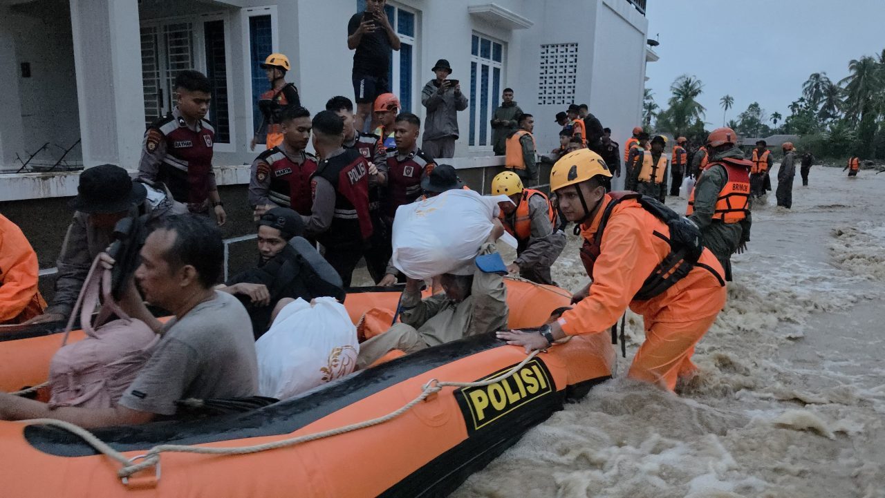 puluhan-warga-koto-tangah-padang-berhasil-diselamatkan-tim-sar-gabungan-dari-banjir puluhan-warga-koto-tangah-padang-berhasil-diselamatkan-tim-sar-gabungan-dari-banjir