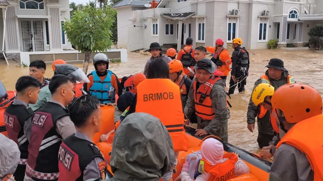evakuasi-warga-terdampak-banjir-di-padang,-satbrimob-polda-sumbar-terjunkan-500-personel-sar