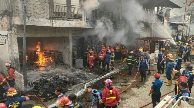 si-jago-merah-mengamuk-di-pauh-padang,-sejumlah-ruko-dan-dan-kendaraan-hangus-terbakar