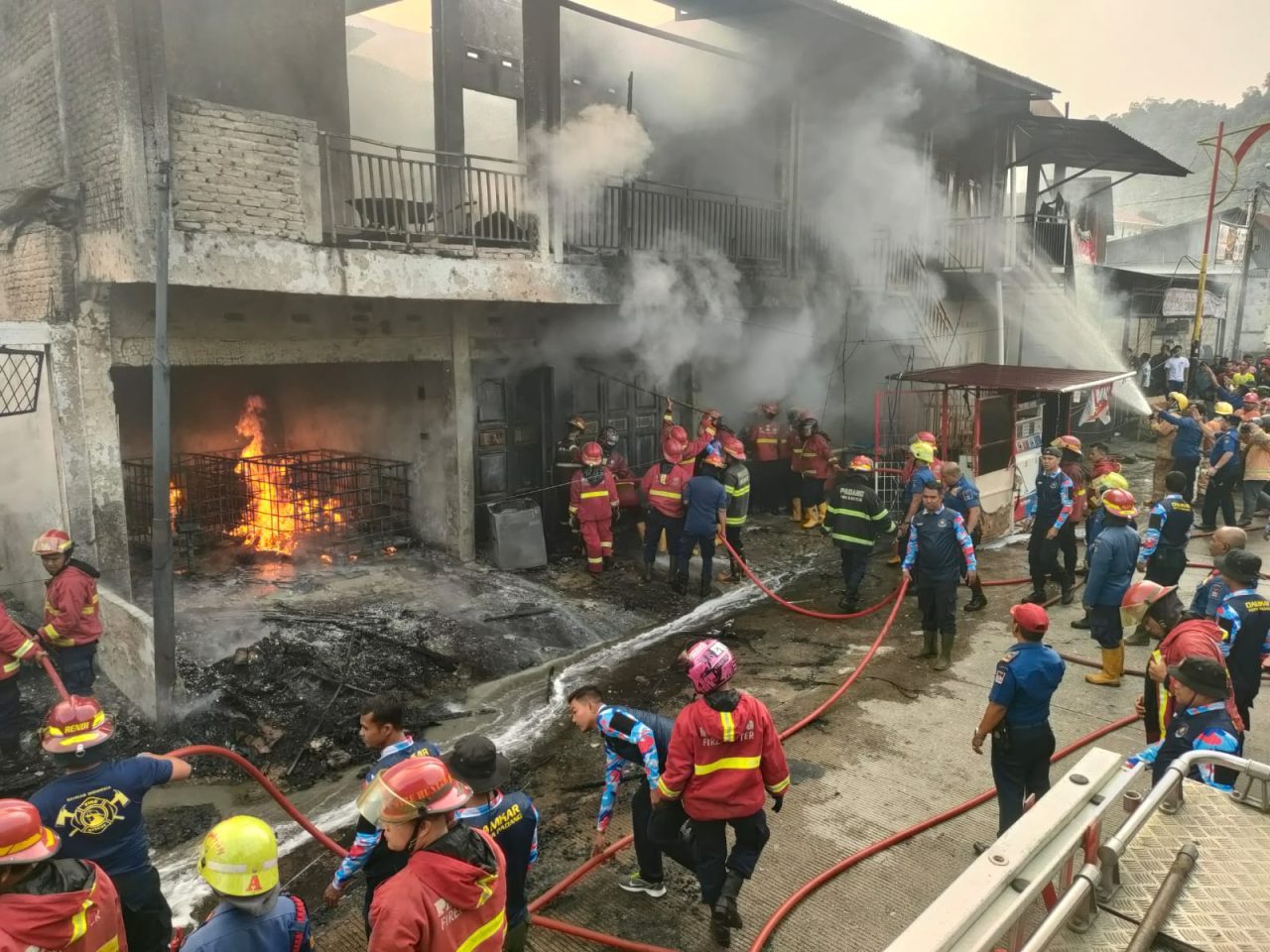 si-jago-merah-mengamuk-di-pauh-padang,-sejumlah-ruko-dan-dan-kendaraan-hangus-terbakar