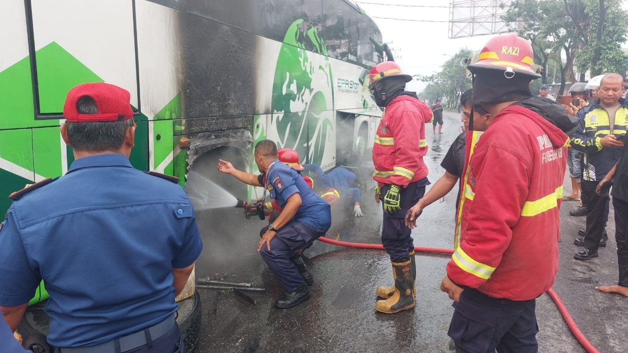 diduga-rem-overheat,-bus-pariwisata-epa-star-nyaris-ludes-terbakar-di-padang diduga-rem-overheat,-bus-pariwisata-epa-star-nyaris-ludes-terbakar-di-padang