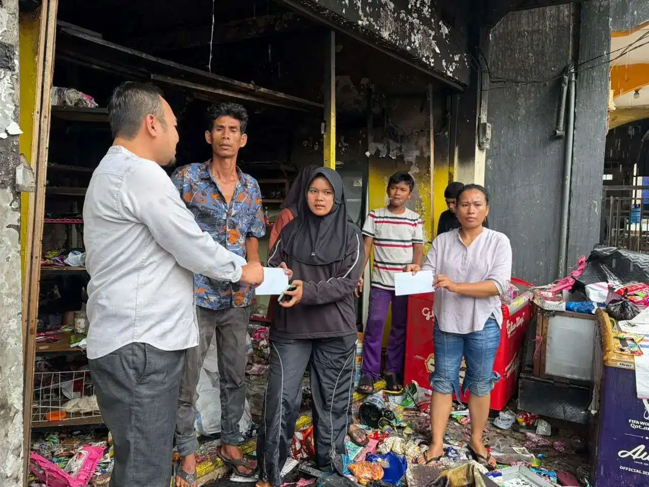 kebakaran-di-limau-manis,-rahmat-saleh-turun-langsung-bantu-warga kebakaran-di-limau-manis,-rahmat-saleh-turun-langsung-bantu-warga