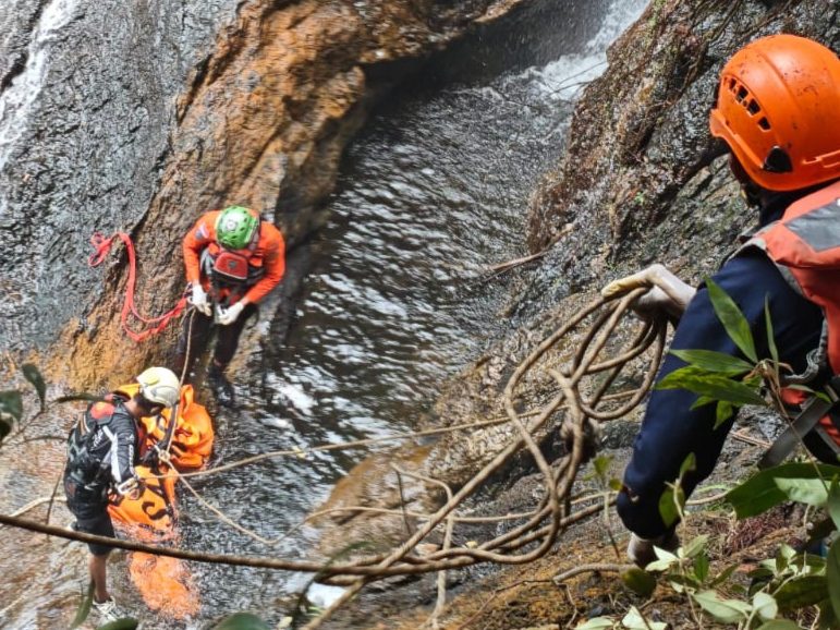 jatuh-di-air-terjun-robo-harau,-wisatawan-asal-padang-pariaman-ditemukan-meninggal-dunia jatuh-di-air-terjun-robo-harau,-wisatawan-asal-padang-pariaman-ditemukan-meninggal-dunia