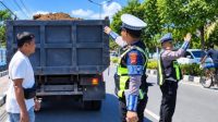 satlantas-polresta-padang-tertibkan-truk-parkir-sembarangan-dan-muatan-pasir-tanpa-terpal-di-jalan-bypass satlantas-polresta-padang-tertibkan-truk-parkir-sembarangan-dan-muatan-pasir-tanpa-terpal-di-jalan-bypass