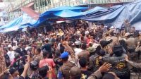 penertiban-pkl-pasar-raya-padang-berujung-kericuhan,-9-anggota-satpol-pp-terluka