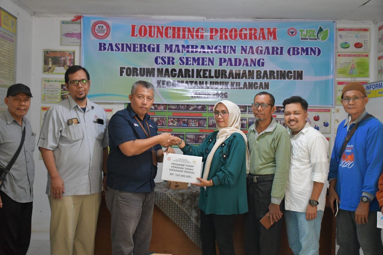 pt-semen-padang-kucurkan-rp100-juta-untuk-pembangunan-turap-irigasi-di-kelurahan-baringin