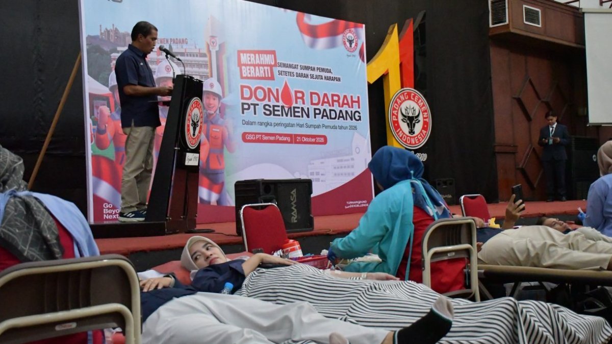 sambut-hari-sumpah-pemuda-2026,-pt-semen-padang-kumpulkan-412-kantong-darah Karyawan dan masyarakat mengikuti kegiatan aksi donor darah massal yang diselenggarakan oleh PT Semen Padang.