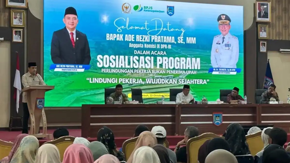 ade-rezki-pratama-sosialisasikan-program-jkn-dihadapan-ratusan-masyarakat-payakumbuh Ade Rezki Pratama memberikan sosialisasi program Jaminan Kesehatan Nasional (JKN) bersama BPJS Kesehatan di Kota Payakumbuh.