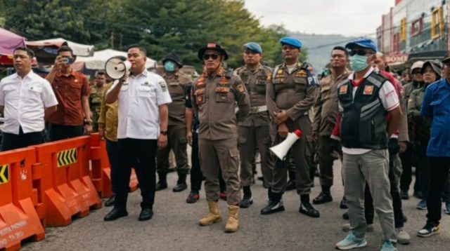 Petugas gabungan Pemko Padang menertibkan pedagang kaki lima di kawasan jalan untuk direlokasi ke Pasar Raya Padang.
