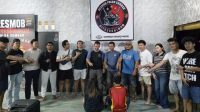 Petugas Polda Sumbar mengamankan tersangka mucikari dalam penggerebekan kasus prostitusi di sebuah hotel di Kota Padang.