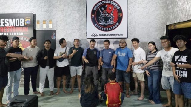 Petugas Polda Sumbar mengamankan tersangka mucikari dalam penggerebekan kasus prostitusi di sebuah hotel di Kota Padang.