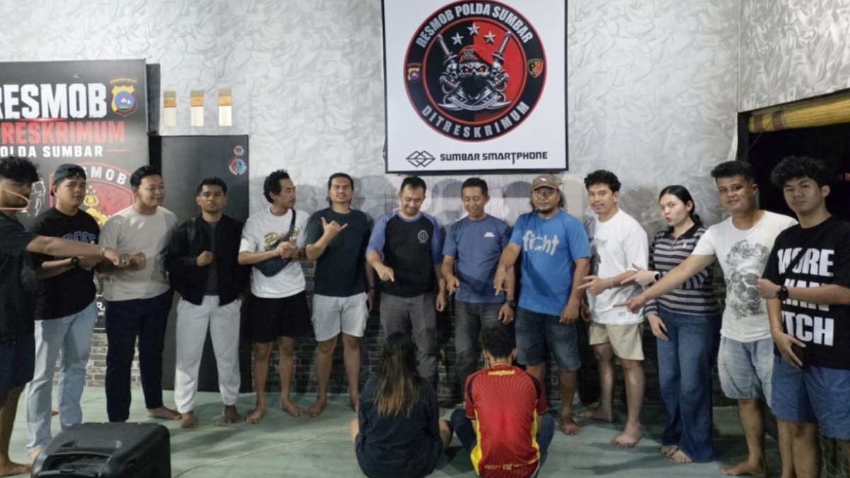 polda-sumbar-ungkap-dugaan-praktik-mucikari-di-padang,-satu-pria-diamankan Petugas Polda Sumbar mengamankan tersangka mucikari dalam penggerebekan kasus prostitusi di sebuah hotel di Kota Padang.