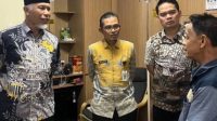 Gubernur Sumatera Barat Mahyeldi menjenguk Zulkarnaini, korban selamat kebakaran KMP Batumandi di RS Medika Cilegon.