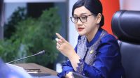Ketua Dewan Komisioner OJK Friderica Widyasari Dewi berbicara dalam dialog investor mengenai reformasi pasar modal Indonesia.