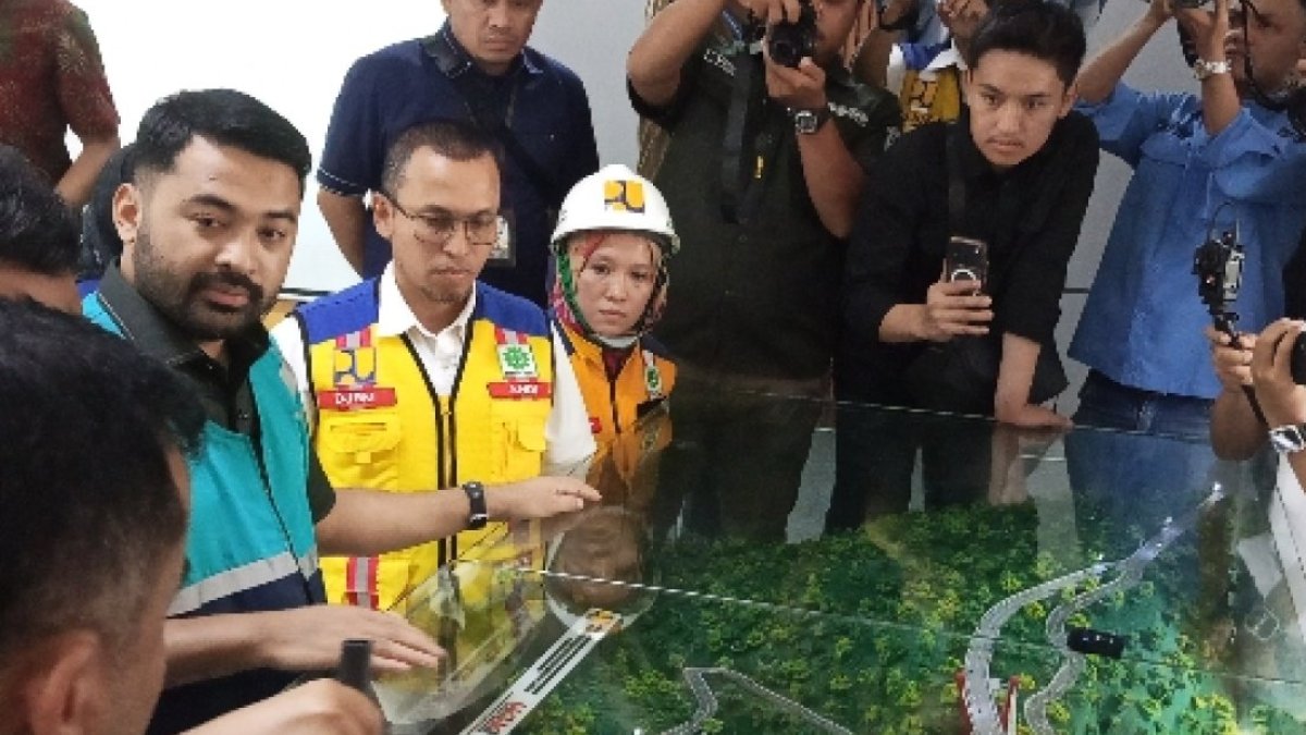 zigo-rolanda-minta-hutama-karya-jaga-kualitas-air-baku-di-padang Anggota Komisi V DPR RI meninjau lokasi proyek fly over Sitinjau Lauik yang berdampak pada kualitas air baku di Padang.