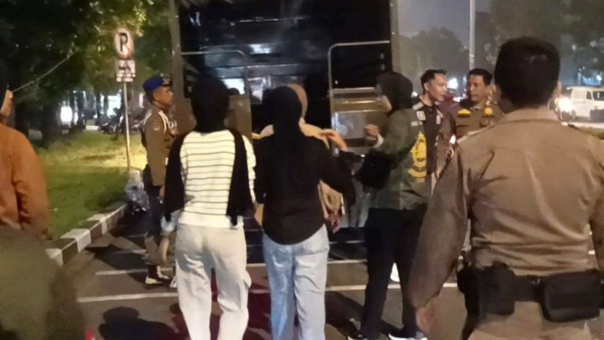 ciptakan-suasana-kondusif,-satpol-pp-kota-padang-amankan-belasan-remaja-hingga-dini-hari Petugas Satpol PP Padang mengamankan belasan remaja saat patroli ketertiban malam hari di ruang publik.