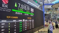 ihsg-melesat-4,9-persen-sepekan,-bei-atur-batas-arb-baru-dan-kriteria-indeks Gedung Bursa Efek Indonesia di Jakarta dengan latar belakang layar pergerakan harga saham di pasar modal.