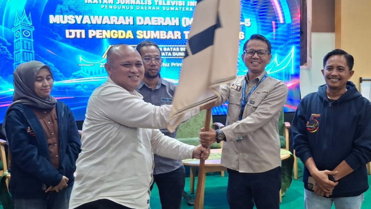 unggul-38-suara,-defri-mulyadi-kembali-pimpin-ijti-sumbar-periode-2026–2030 Defri Mulyadi terpilih kembali sebagai Ketua IJTI Sumatera Barat periode 2026–2030 dalam Musda V di Padang.