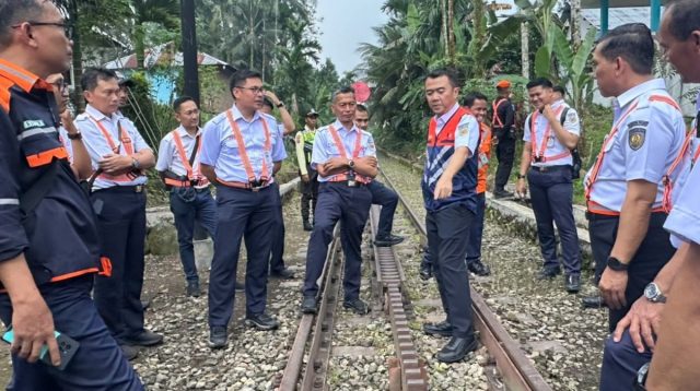 Direktur Operasi KAI melakukan inspeksi jalur rel dan sarana prasarana kereta api di wilayah Sumatera Barat.