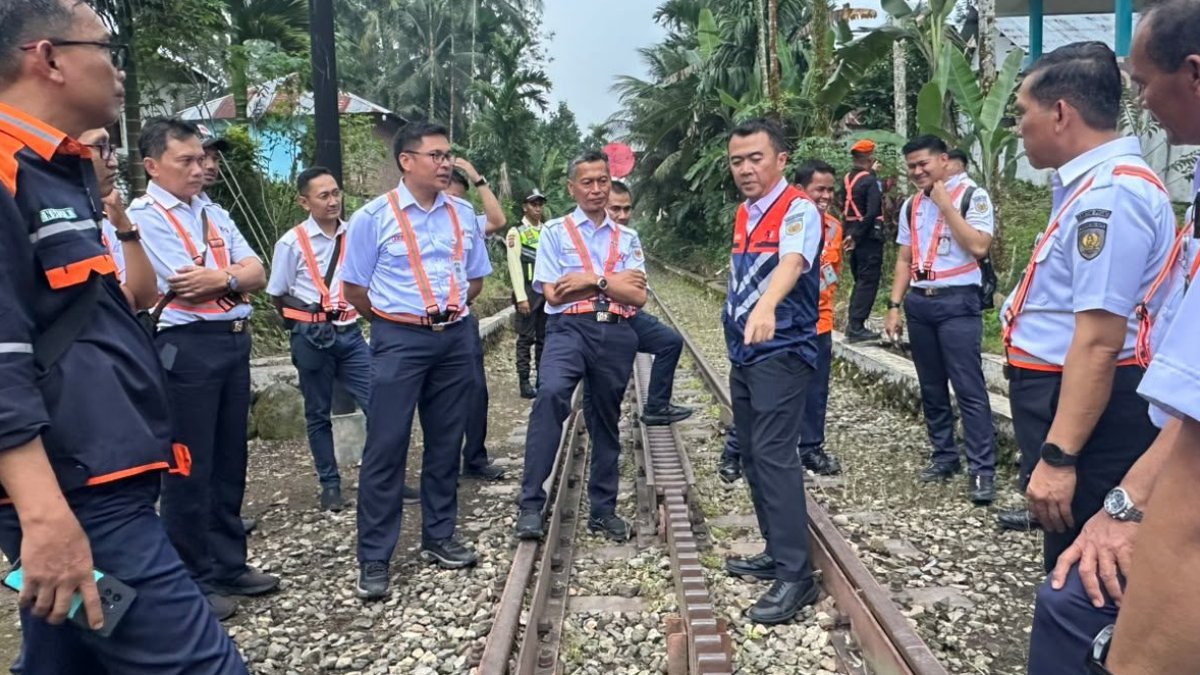 Direktur Operasi KAI melakukan inspeksi jalur rel dan sarana prasarana kereta api di wilayah Sumatera Barat.