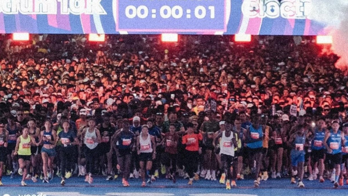 pramono-anung-minta-peserta-jakarta-running-festival-patuhi-aturan-lomba Pramono Anung saat melepas peserta Jakarta Running Festival 2026 yang menekankan pentingnya kepatuhan aturan cut-off time.