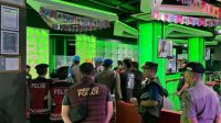 polda-sumbar-amankan-dua-pengguna-narkoba-di-tempat-hiburan-malam Petugas gabungan Polda Sumbar melakukan razia narkoba di tempat hiburan malam Kota Padang.