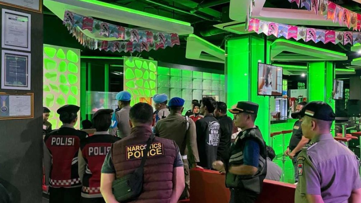 Petugas gabungan Polda Sumbar melakukan razia narkoba di tempat hiburan malam Kota Padang.