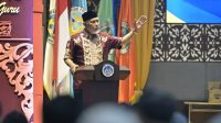 gubernur-mahyeldi-ajak-alumni-unp-perkuat-pembangunan-pendidikan-dan-umkm-sumbar Gubernur Sumatera Barat Mahyeldi memberikan arahan kepada ribuan alumni UNP dalam acara Temu Akbar di Auditorium UNP.