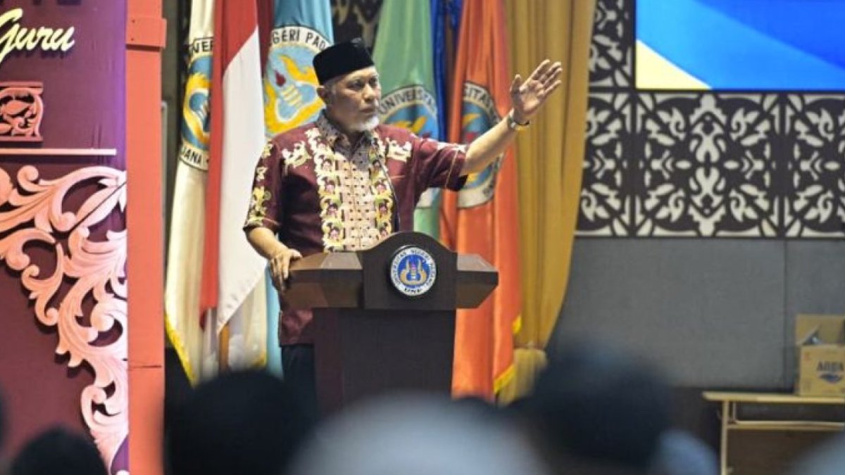gubernur-mahyeldi-ajak-alumni-unp-perkuat-pembangunan-pendidikan-dan-umkm-sumbar Gubernur Sumatera Barat Mahyeldi memberikan arahan kepada ribuan alumni UNP dalam acara Temu Akbar di Auditorium UNP.