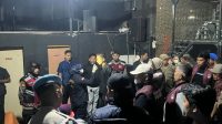 Petugas kepolisian Polda Sumbar melakukan razia narkoba dan tes urine di tempat hiburan malam Kota Padang.