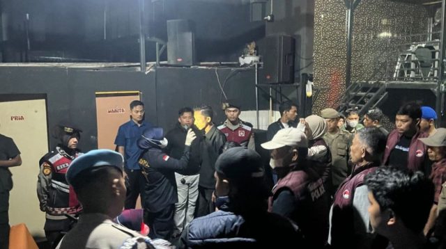 Petugas kepolisian Polda Sumbar melakukan razia narkoba dan tes urine di tempat hiburan malam Kota Padang.