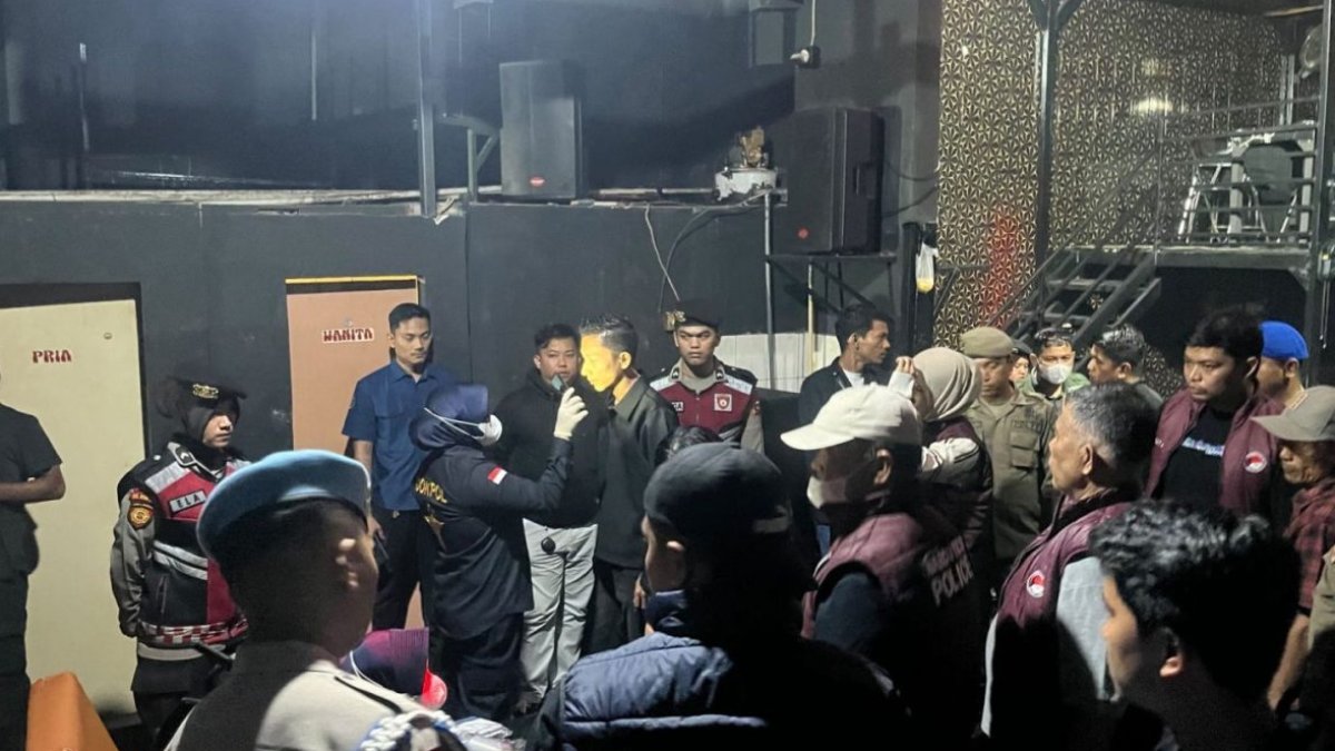 razia-tempat-hiburan-malam-di-padang,-tim-gabungan-polda-sumbar-amankan-dua-pengunjung-positif-narkoba Petugas kepolisian Polda Sumbar melakukan razia narkoba dan tes urine di tempat hiburan malam Kota Padang.