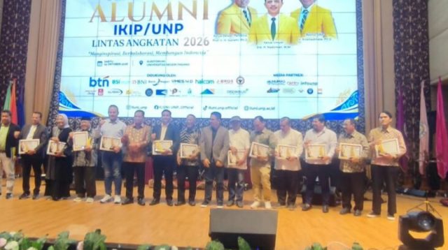 Rektor UNP menyerahkan penghargaan kepada sepuluh alumni berprestasi dalam acara puncak ILUNI UNP Award 2026.