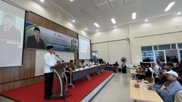 Ade Rezki Pratama memberikan sosialisasi jaminan sosial BPJS Ketenagakerjaan kepada warga di Limapuluh Kota.