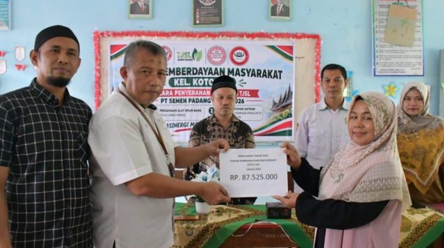 Penyerahan bantuan pelatihan satpam dan peralatan drumband oleh PT Semen Padang kepada warga Kelurahan Koto Lua.
