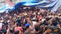 pemko-padang-pindahkan-pedagang-sandang-pangan-ke-basement-pasar-raya Pedagang Pasar Raya Padang mulai menempati area basement Blok II dan III setelah direlokasi oleh Pemerintah Kota Padang.