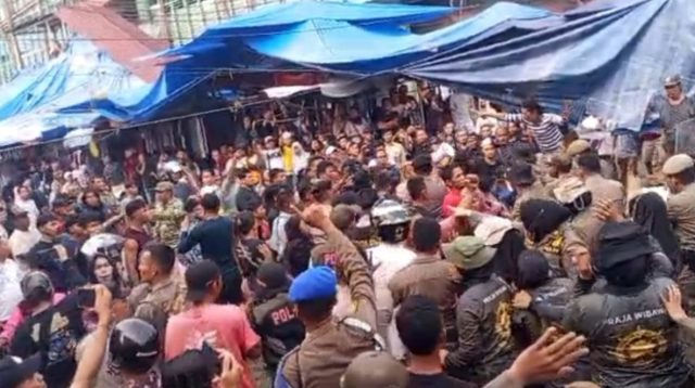 Pedagang Pasar Raya Padang mulai menempati area basement Blok II dan III setelah direlokasi oleh Pemerintah Kota Padang.