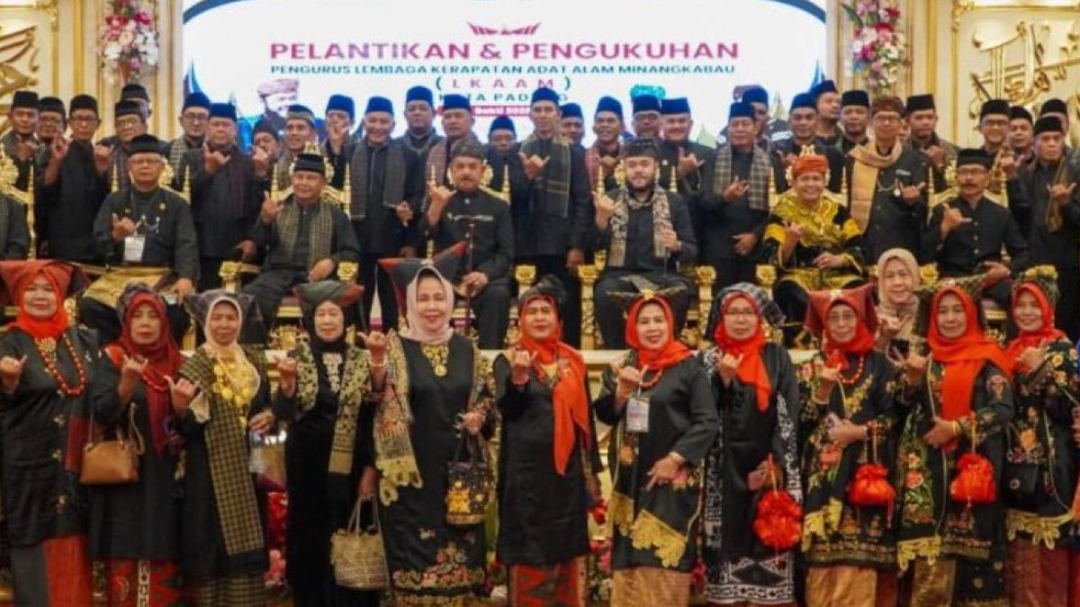 Wali Kota Padang mengukuhkan pengurus LKAAM Kota Padang periode 2026-2031 di Auditorium Universitas Baiturrahmah.