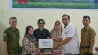 Penyerahan beasiswa pendidikan oleh Forum Nagari Indarung kepada 50 siswa di kawasan operasional PT Semen Padang.
