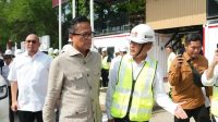 danantara-instruksikan-pembangunan-stadion-haji-agus-salim-tahan-100-tahun Dony Oskaria meninjau progres pembangunan Stadion Haji Agus Salim untuk memastikan standar konstruksi tahan gempa yang kokoh.
