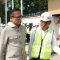 Dony Oskaria meninjau progres pembangunan Stadion Haji Agus Salim untuk memastikan standar konstruksi tahan gempa yang kokoh.