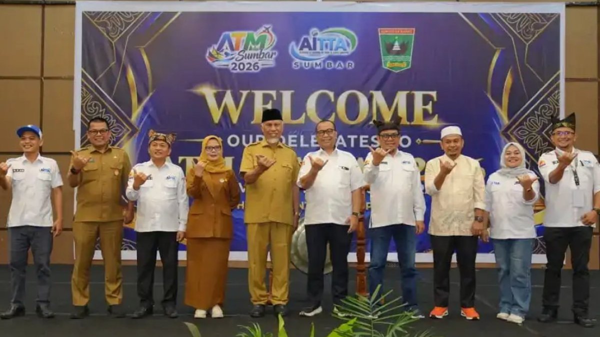 pemprov-sumbar-genjot-ekonomi-daerah-via-kolaborasi-industri-pariwisata Gubernur Sumatera Barat Mahyeldi membuka acara AITTA Travel Mart 2026 di Padang untuk memperkuat kolaborasi industri pariwisa