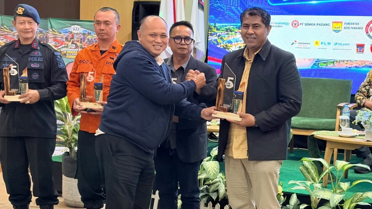 aksi-nyata-dalam-penanggulangan-bencana,-pt-semen-padang-diganjar-penghargaan-dari-pengda-ijti-sumbar Ketua Umum IJTI Pusat menyerahkan penghargaan penanggulangan bencana kepada perwakilan PT Semen Padang di Musda V IJTI Sumbar