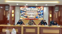 pelarian-tiga-pekan-berakhir,-eksekutor-pembunuhan-lansia-di-solsel-ditangkap Kapolres Solok Selatan saat konferensi pers penangkapan dua tersangka pembunuhan nenek di Solok Selatan.