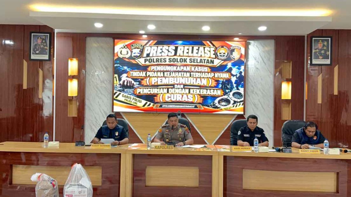 pelarian-tiga-pekan-berakhir,-eksekutor-pembunuhan-lansia-di-solsel-ditangkap Kapolres Solok Selatan saat konferensi pers penangkapan dua tersangka pembunuhan nenek di Solok Selatan.