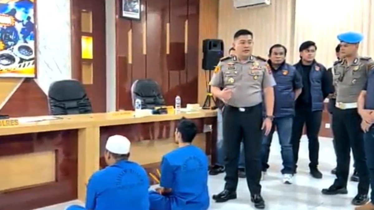 Konferensi pers Kapolres Solok Selatan terkait penangkapan dua pelaku pembunuhan lansia.